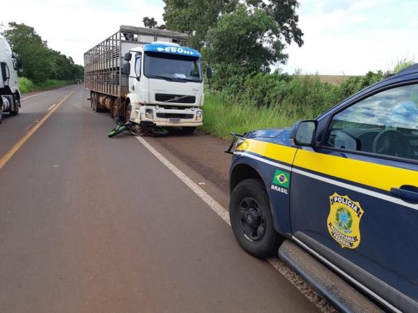 Caminhão e motocicleta seguiam no mesmo sentido da BR 468 (Campo Novo - Três Passos) quando aconteceu a colisão traseira (Foto: Divulgação/PRF)