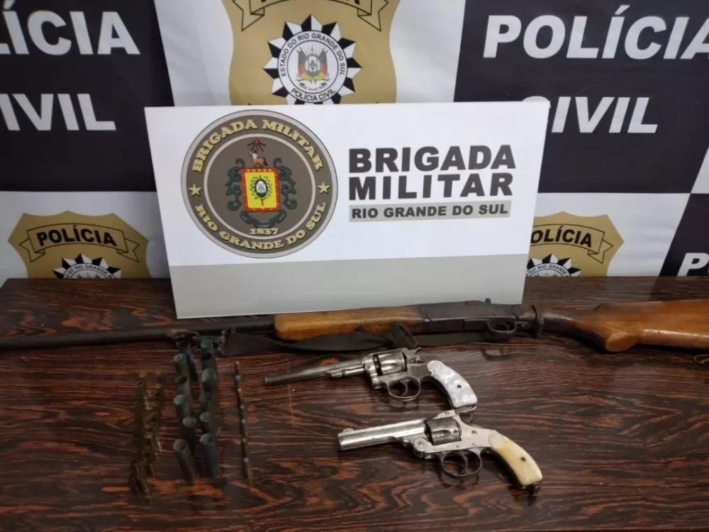 Armas de fogo e os demais materiais apreendidos foram encaminhados à Delegacia da Polícia Civil (Foto: Divulgação | BM)