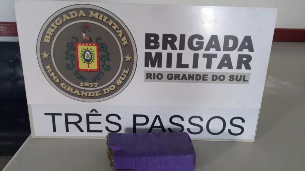 Tijolo da droga foi lançado e caiu dentro da guarita de vigilância da penitenciária de Três Passos (Foto: Divulgação | BM)
