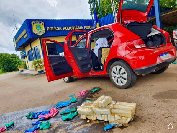 Tabletes da droga estavam acondicionados no reservatório de combustível do automóvel com placas do Paraná (Foto: Divulgação/PRF)