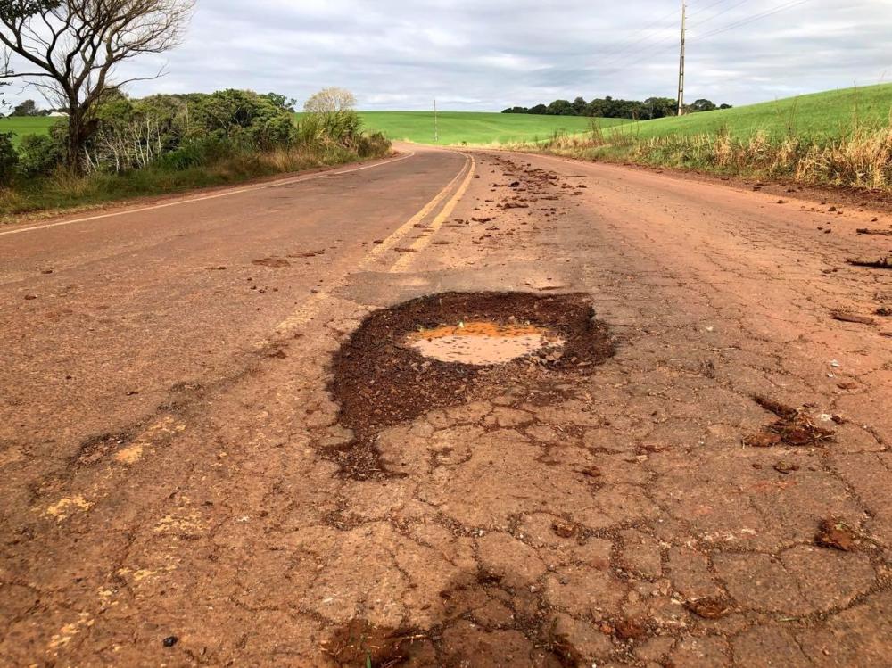 Buracos existentes nas rodovias 317 e 330 provocam prejuízos para motoristas (Foto: Diones Roberto Becker)
