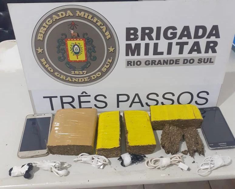 Foi apreendido cerca de 1,1 quilo de maconha e dois telefones celulares, além de outros materiais (Foto: Divulgação | BM)