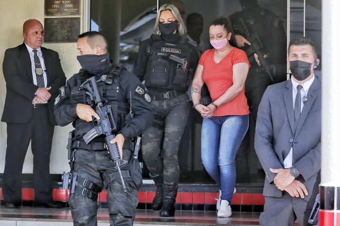 Alexandra Salete Dougokenski saindo do local onde ocorreria o júri, que acabou sendo cancelado (Lauro Alves / Agencia RBS)
