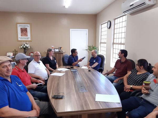 Reunião na manhã desta sexta-feira (21) que resultou na publicação do decreto de emergência no município (Foto: Divulgação/ASCOM Tenente Portela)