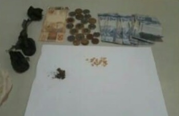 Policiais militares apreenderam 15 pedras de crack, uma porção de maconha e mais dinheiro em espécie (Foto: Divulgação/Brigada Militar)