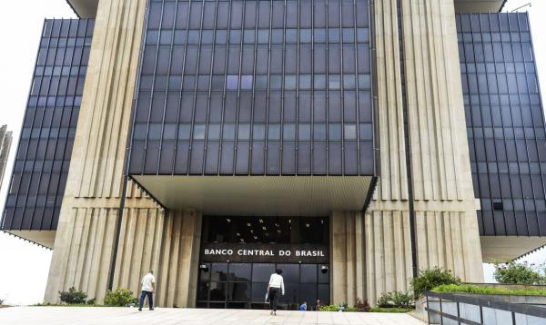 Com a nova regra, os bancos serão obrigados a oferecer a opção de utilizar a taxa de câmbio do dia de cada gasto (Foto: Marcello Casal Jr/Agência Brasil)