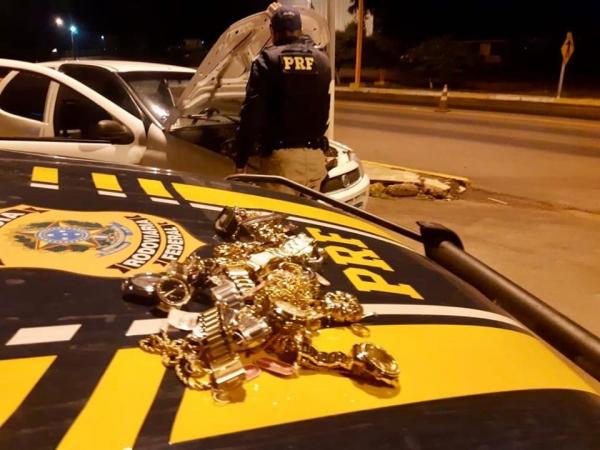 Relógios, pingentes, correntes, pulseiras, anéis e brinco, estavam em um compartimento oculto no painel do automóvel (Foto: Divulgação/PRF)