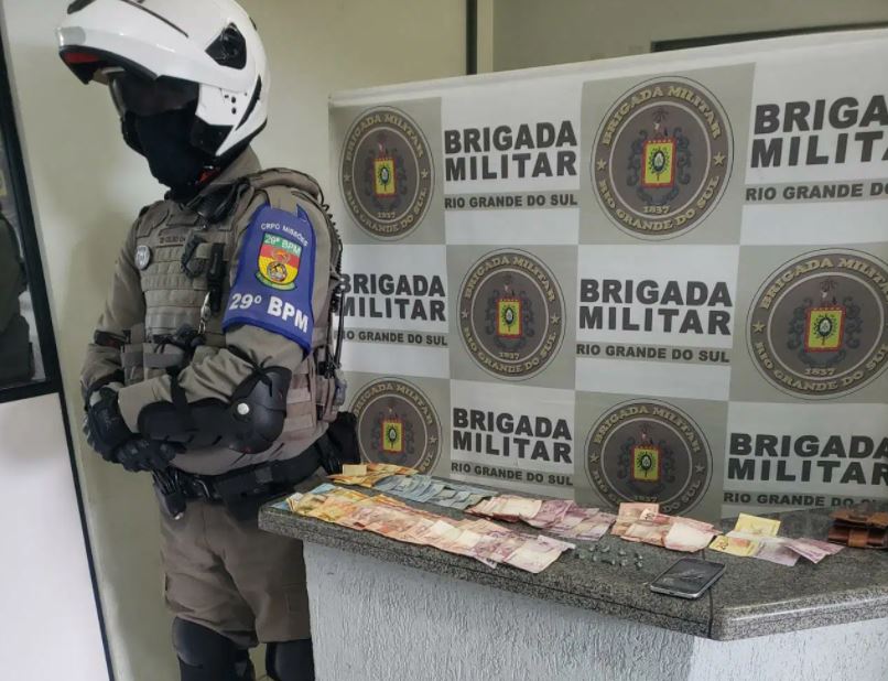 a BM apreendeu cerca de R$ 600 em espécie, nove porções de crack e um aparelho celular. (Foto: Divulgação/Brigada Militar)