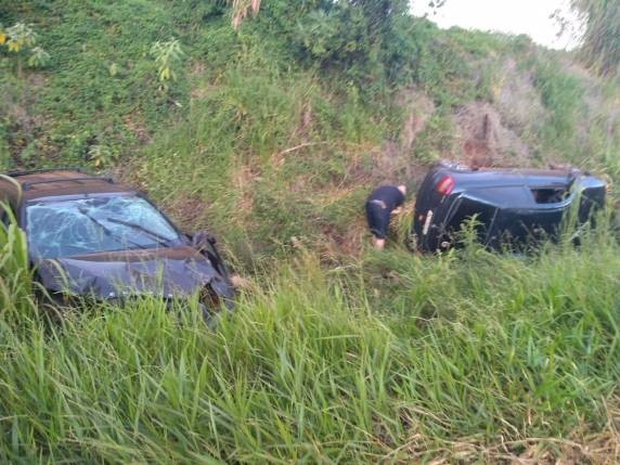 Com o impacto os dois veículos saíram da pista. (Foto: Reprodução/Paulo Marques Notícias)