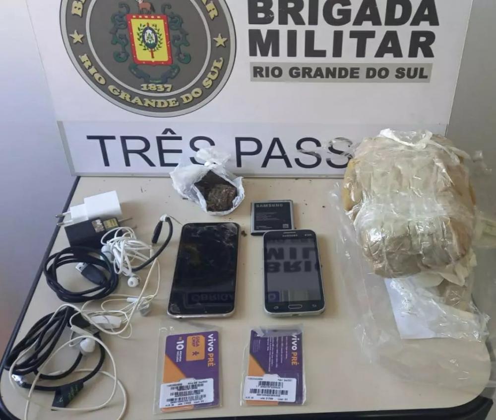 No invólucro lançado havia 42 gramas de maconha, dois telefones celulares e dois chips telefônicos (Foto: Divulgação | BM)