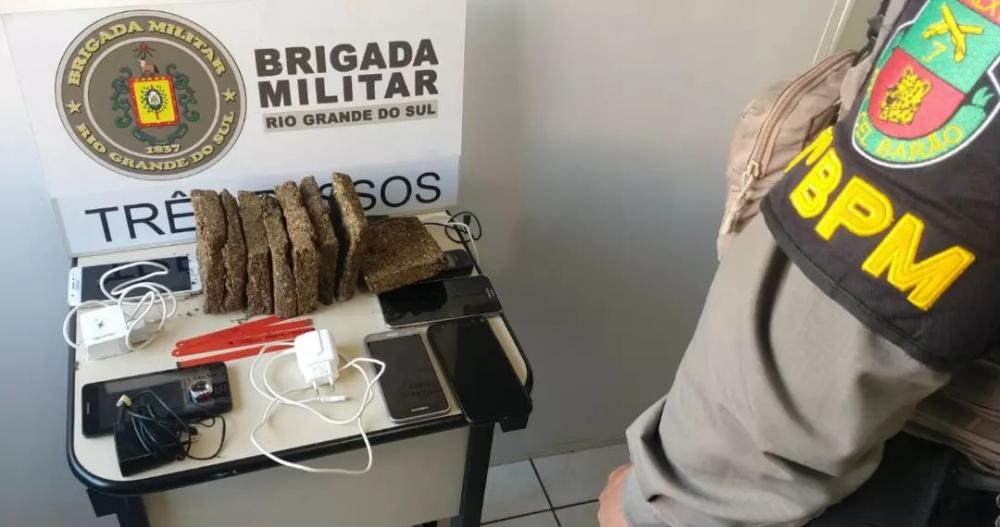 Na ação, foram apreendidos 1,6 quilo de maconha, quatro telefones celulares e quatro peças de serra ferro (Foto: Divulgação | BM)