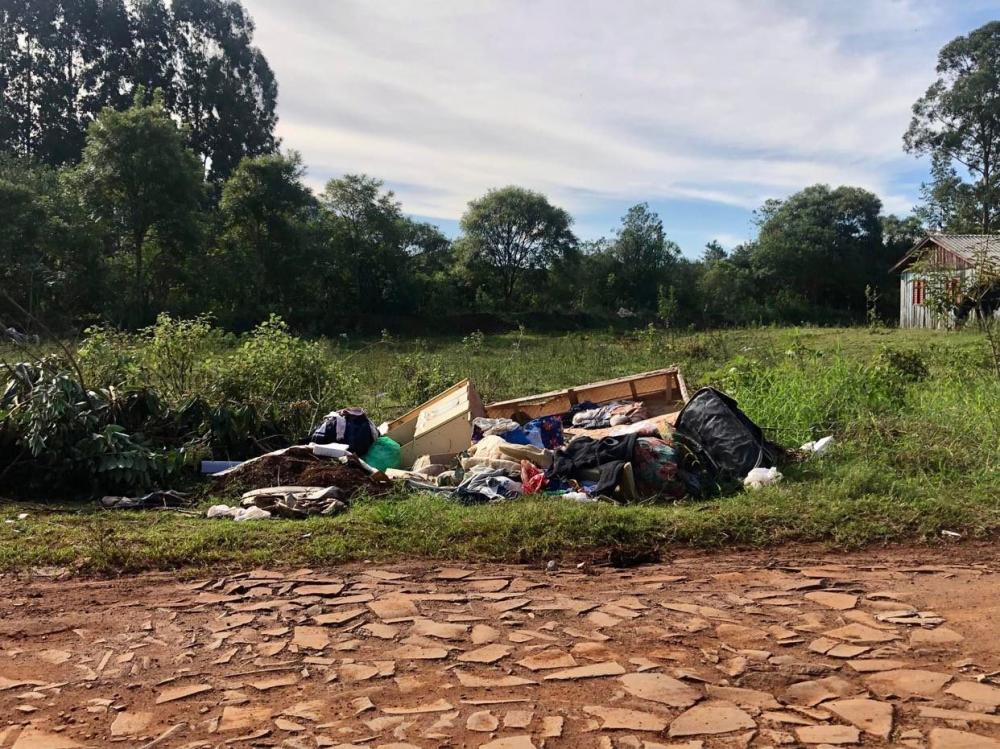 Nos entulhos depositados ao lado da Rua Antônio Fonseca, existe até um sofá (Foto: Diones Roberto Becker) 