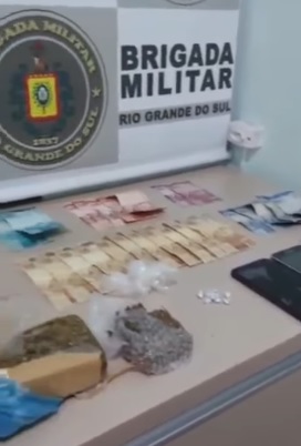 Com a dupla, foram encontradas dez pedras de crack, dinheiro e um tijolo de maconha (Foto: Diones Roberto Becker)
