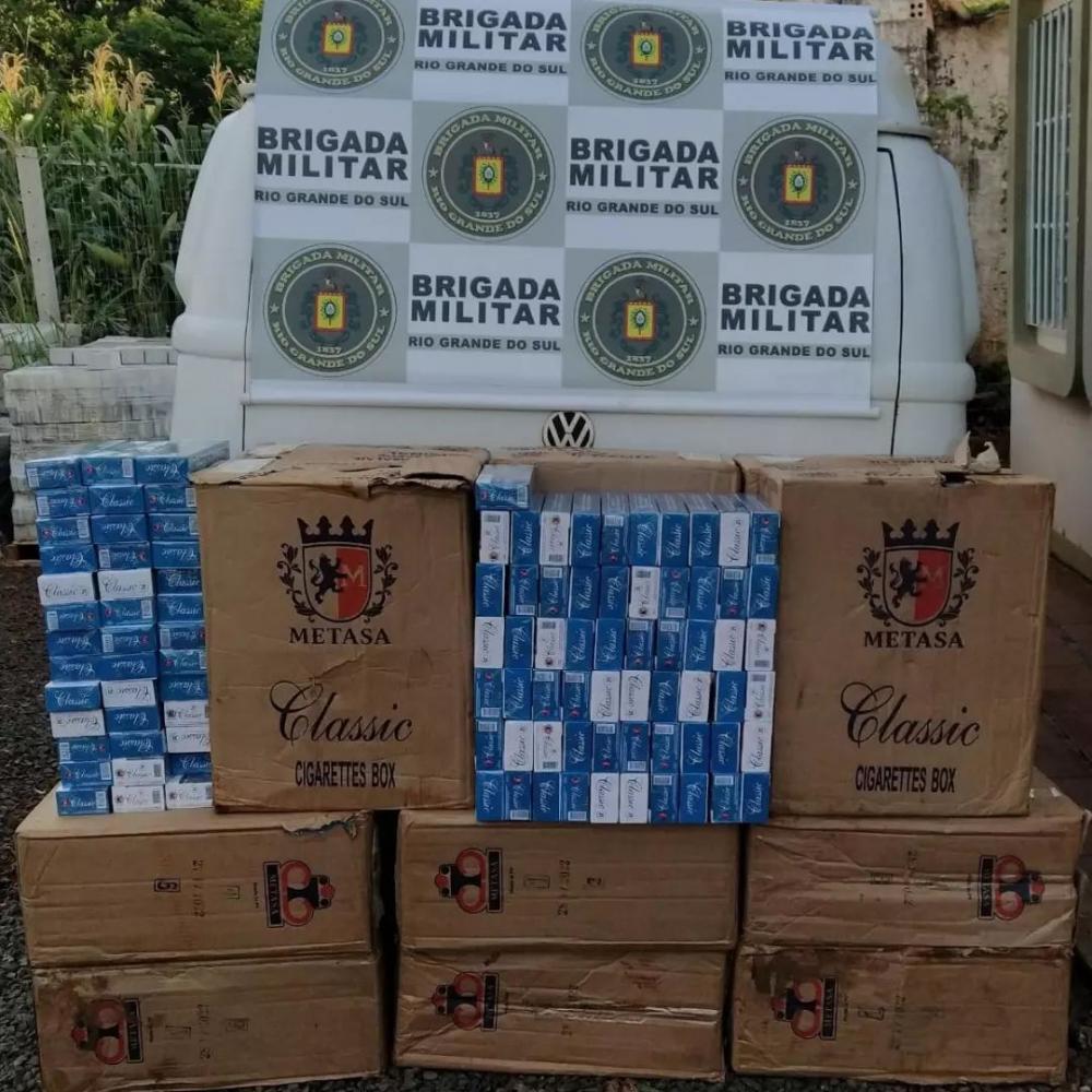 Foram apreendidas 13 caixas contendo 50 pacotes de cigarros de origem estrangeira (Foto: Divulgação | BM)
