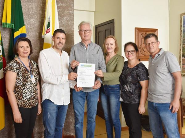 Ofício já havia sido encaminhado para a Administração Municipal no dia 10 de fevereiro, nesta terça-feira ocorreu a entrega simbólica - Foto: Asscom Prefeitura Municipal