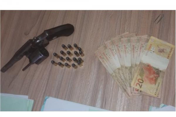 Foram localizados um revólver calibre 32, dezoito munições intactas de mesmo calibre e R$370,00 em dinheiro - Foto: Brigada Militar 