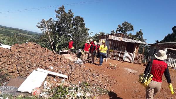 Mutirão de limpeza realizado no bairro Esperança pela equipe de combate a endemias e agentes comunitários de saúde (Foto: Divulgação/ASCOM Miraguaí)