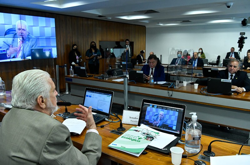 Comissão de Meio Ambiente aprovou projeto em reunião conduzida por Jaques Wagner (à esq.) - Geraldo Magela/Agência Senado