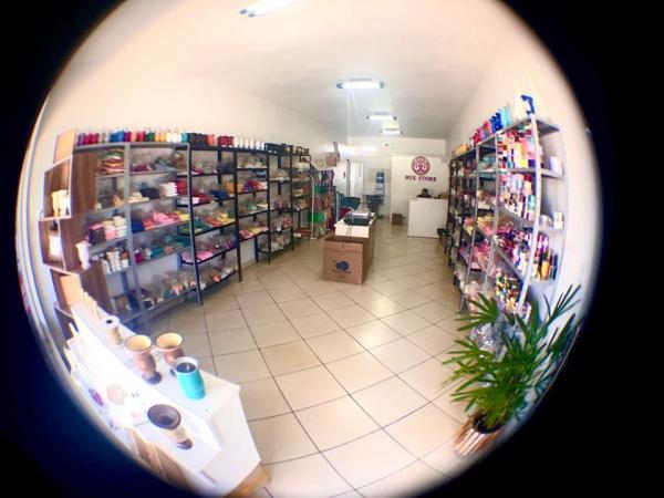 Loja Mix Store de Tenente Portela é especializada em produtos para customização de cuias, chinelos e outros objetos (Foto: Diones Roberto Becker)