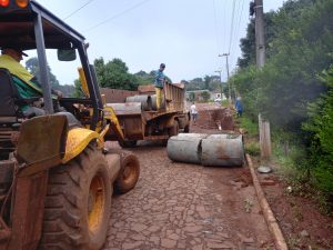 Instalação de canalização é o primeiro passo da obra em andamento (Foto: Observador Regional)
