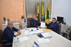 Assinatura ocorreu no Gabinete do prefeito Pedrinho (Foto: Divulgação)