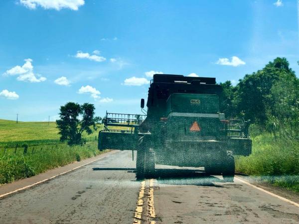 Maquinários agrícolas também devem atender as exigências estabelecidas pelo Conselho Nacional de Trânsito (Foto: Diones Roberto Becker)