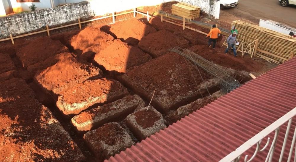 Atualmente, os funcionários da empresa trabalham nas fundações do novo prédio (Foto: Diones Roberto Becker)