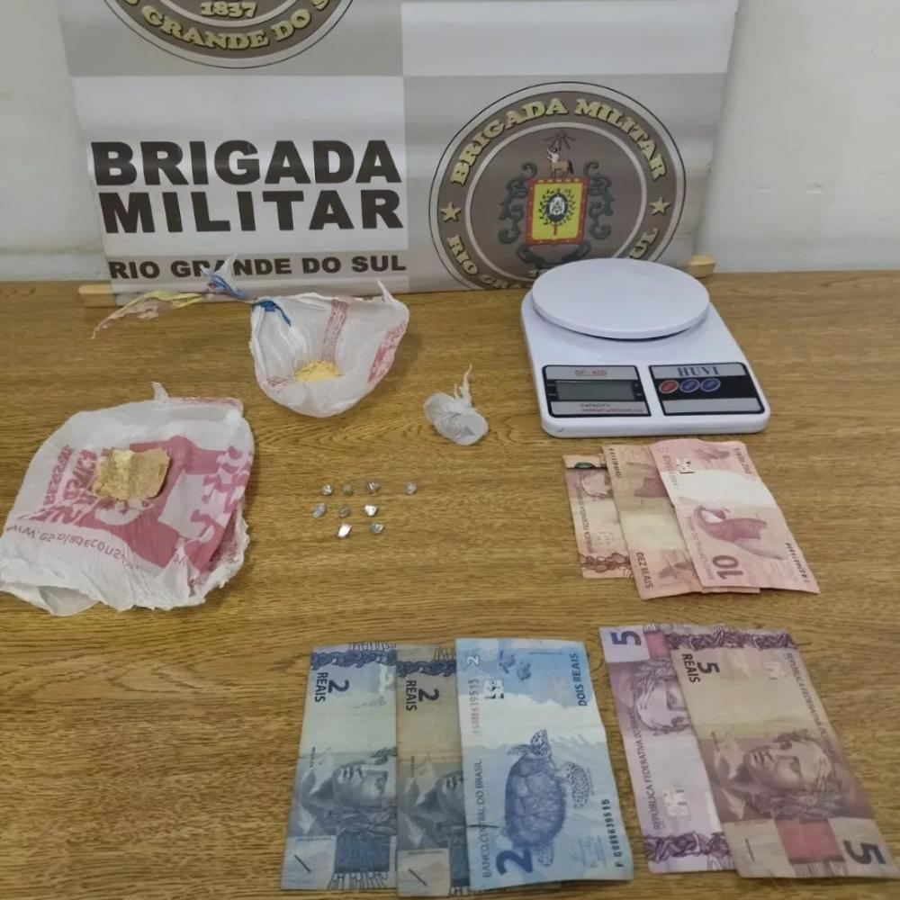 Ação culminou na apreensão de várias pedras de crack, uma balança de precisão e R$ 46,00 em moeda corrente (Foto: Divulgação | BM)