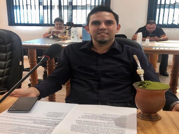 Colocadas em votação no plenário, as duas proposições do vereador Lucas Santos da Cruz foram aprovadas por unanimidade (Foto: Diones Roberto Becker)