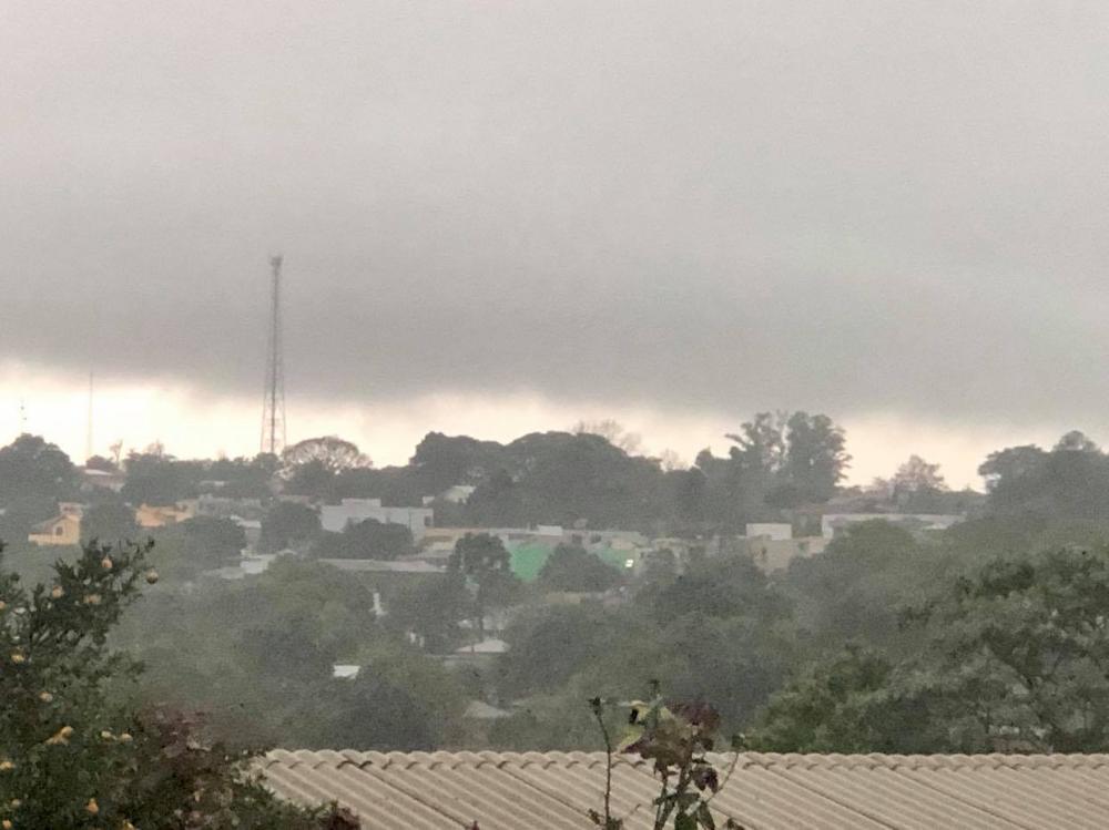 Presença de um ciclone extratropical próximo do litoral manterá a chuva e provocará fortes rajadas de vento (Foto: Diones Roberto Becker)