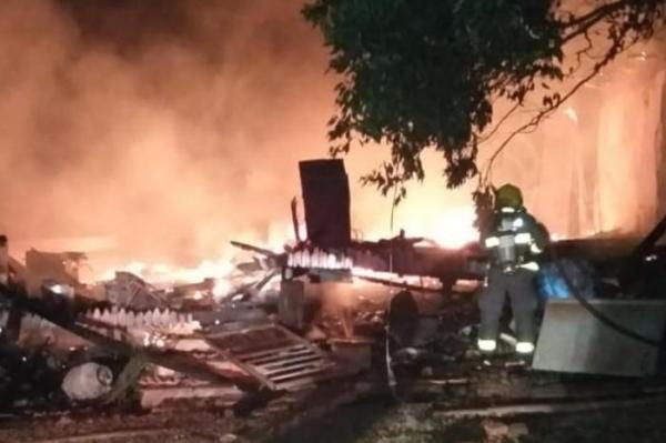 Casa foi totalmente destruída pelas chamas no interior de Coronel Barros, no noroeste do Estado Márcio Santos / Grupo Caçadores de Notícias de Ijuí