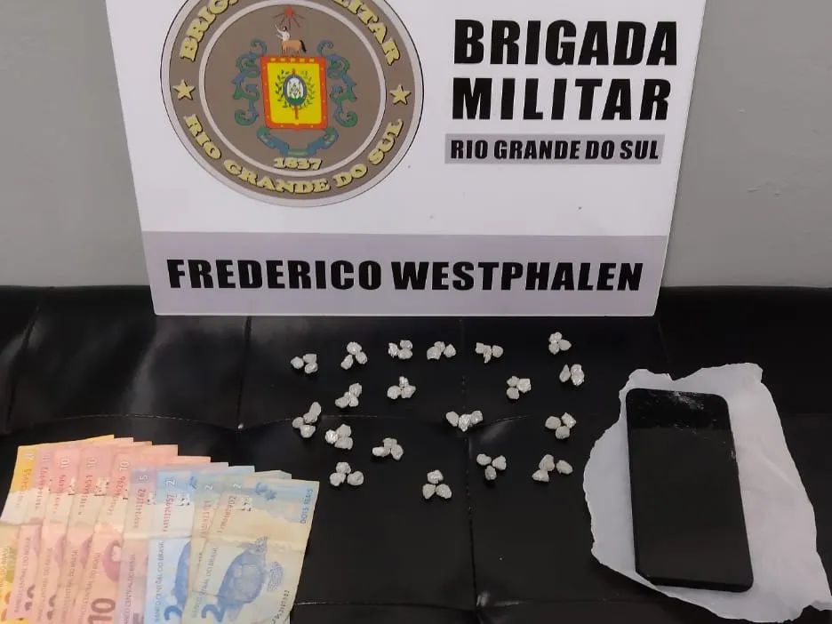 Além dos entorpecentes, foi apreendido um telefone celular e R$ 73,00 em dinheiro (Foto: Divulgação | BM)