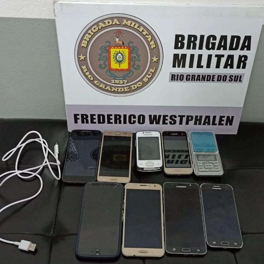 Na ação, foram apreendidos dez telefones celulares, uma balança de precisão e um cabo USB (Foto: Divulgação | BM)