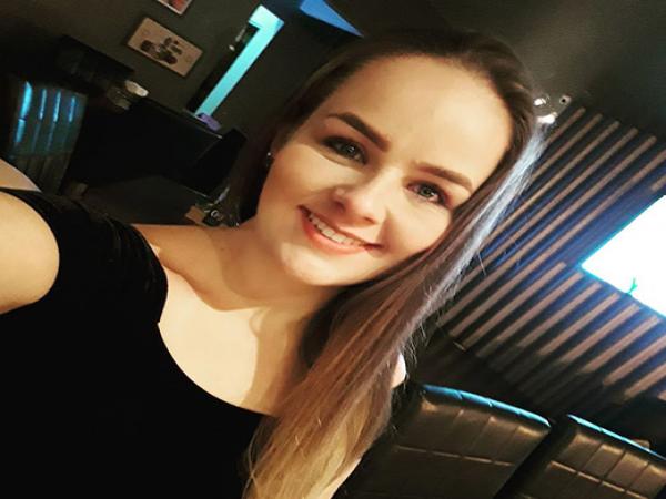 Aline Kall, de 26 anos, chegou a ser socorrida pelo SAMU, mas não resistiu aos ferimentos e entrou em óbito (Foto: Reprodução/Arquivo Pessoal)