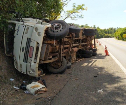 Caminhão saiu da pista e tombou - Foto: Reprodução internet