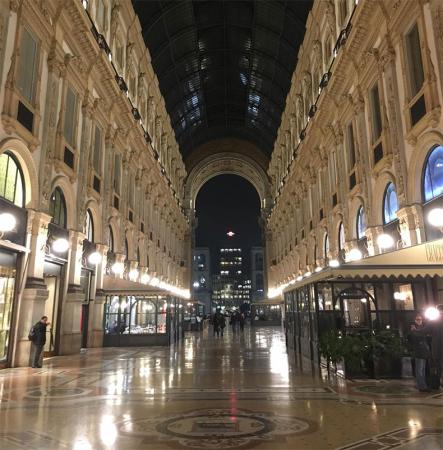 Ruas e galerias da Italia estão desertas em virtude do estado de quarentena (Foto: Pedro Victor Alves Barbosa)