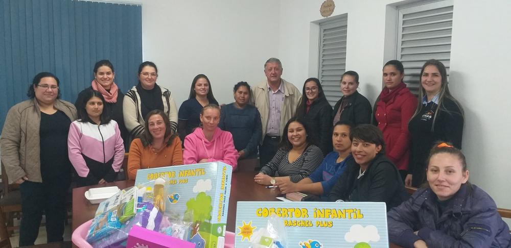 Prefeito Locatelli conversou com as gestantes que participaram da reunião (Foto: Divulgação)