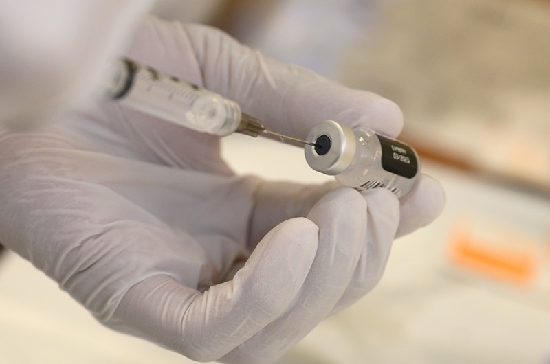 Segundo o governo, R$ 3,6 bilhões se destinam à produção e ao fornecimento de 120 milhões de doses pela Fiocruz, enquanto R$ 2,81 bilhões se destinam à compra de doses de fornecedores privados - Lisa Ferdinando/Secretaria de Defesa dos EUA