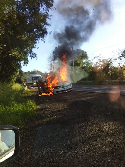 Um dos veículos foi abandonado e incendiado pelos criminosos (Foto: Rádio Fortaleza)