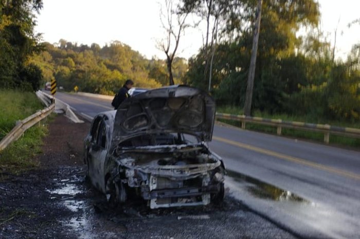 Durante a fuga, os criminosos atearam fogo em um carro nas margens da BR 386 (Foto: Divulgação | Corpo de Bombeiros)