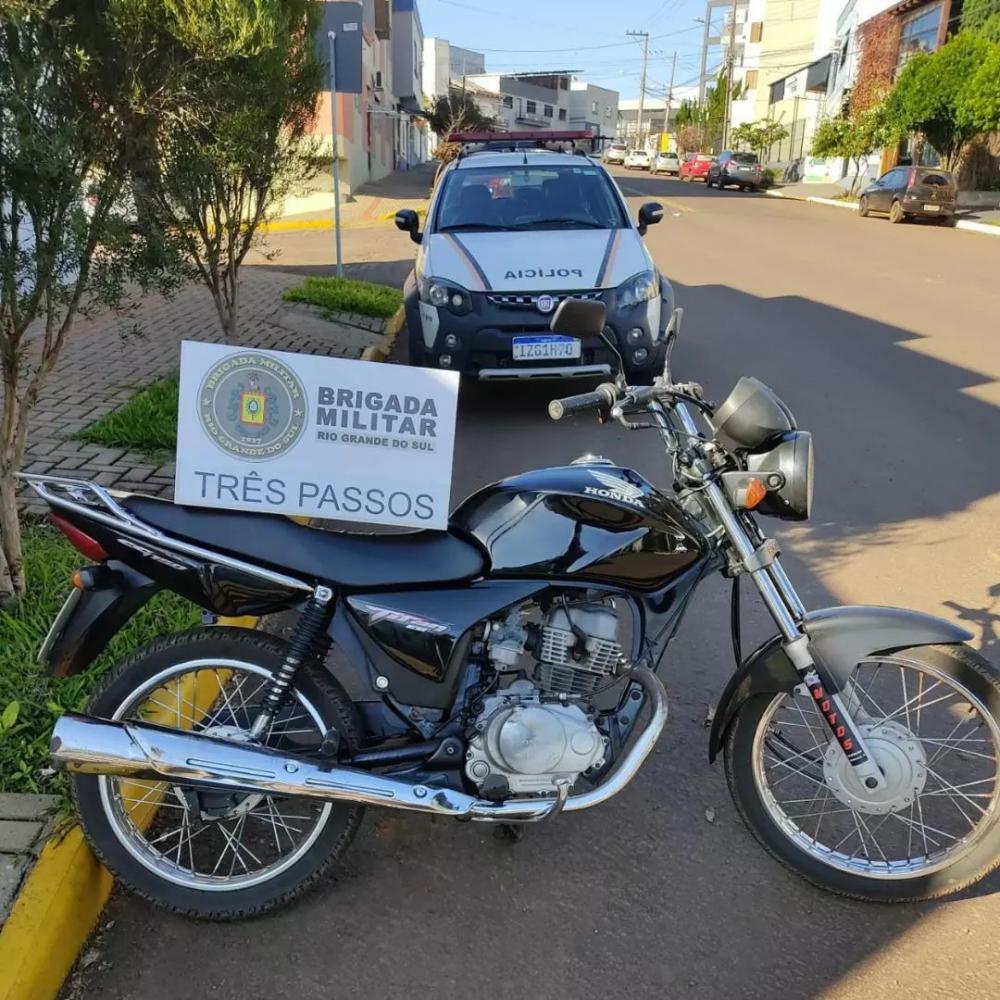 Os dois presos estavam em uma motocicleta (Foto: Brigada Militar/Divulgação)