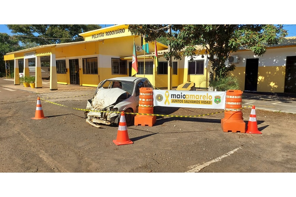 Um veículo acidentado em frente ao pelotão chama a atenção dos motoristas (Foto: Divulgação)
