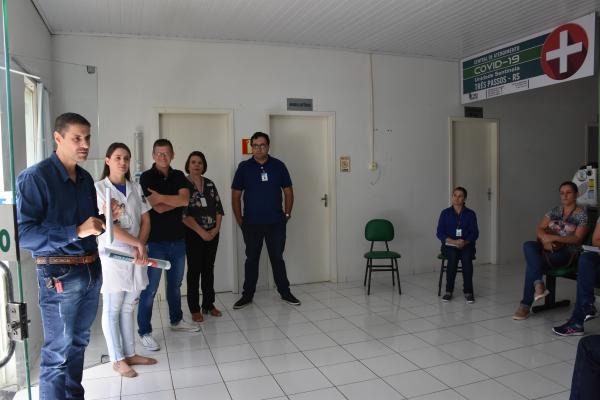 O prefeito Municipal, José Carlos Amaral, e o vice-prefeito, Jorge Leandro Dickel, estiveram na Unidade Sentinela de Três Passos onde funcionará a Central de Atendimento COVID-19. - Foto: Asscom Prefeitura Três Passos