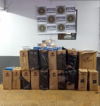 Caixas de cigarros eram transportadas em um veículo abordado pelos policiais militares na madrugada do domingo (22) (Foto: Divulgação/Brigada Militar)