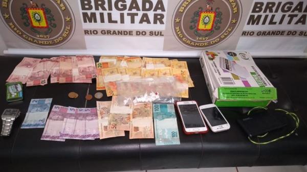 Porções da droga, dinheiro e outros objetos que foram apreendidos com o indivíduo (Foto: Divulgação/Brigada Militar)