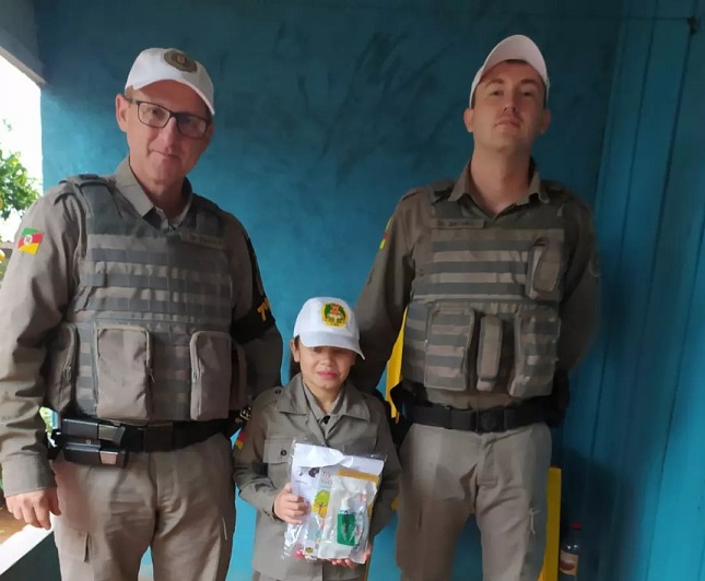 Menina de oito anos recebeu a visita de dois policiais militares na sexta-feira (27/5) (Foto: Divulgação | BM)