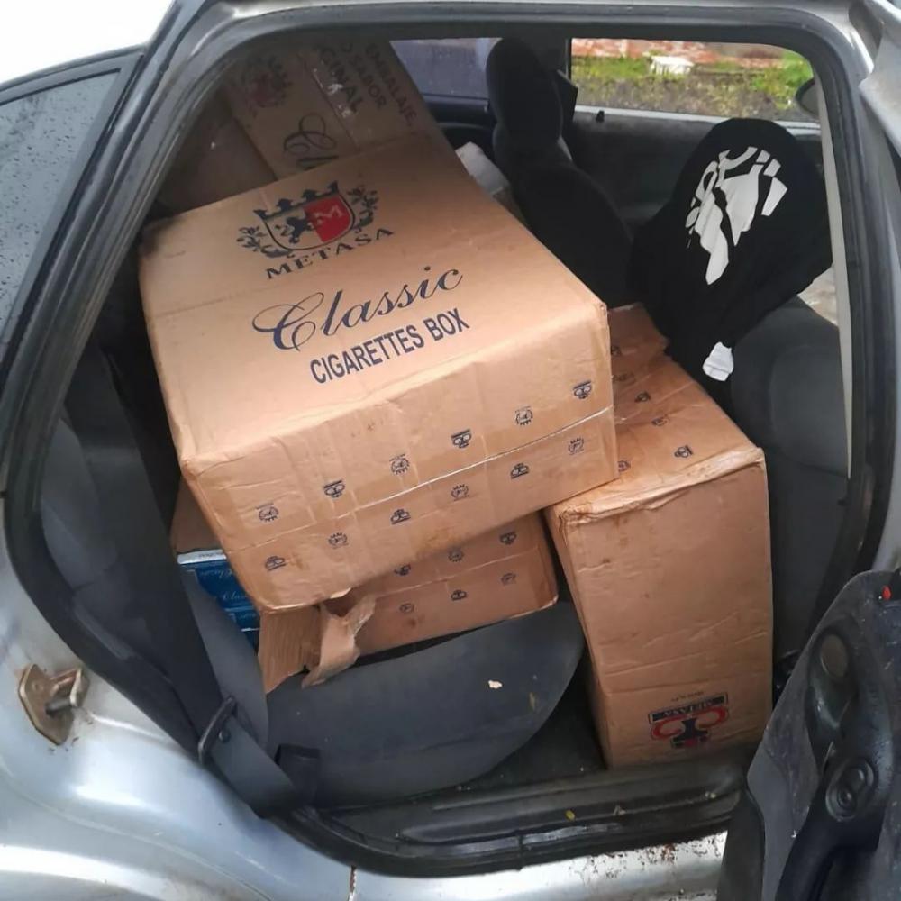 Cigarros contrabandeados eram transportados em um veículo abordado na cidade de Crissiumal (Foto: Divulgação | BM)