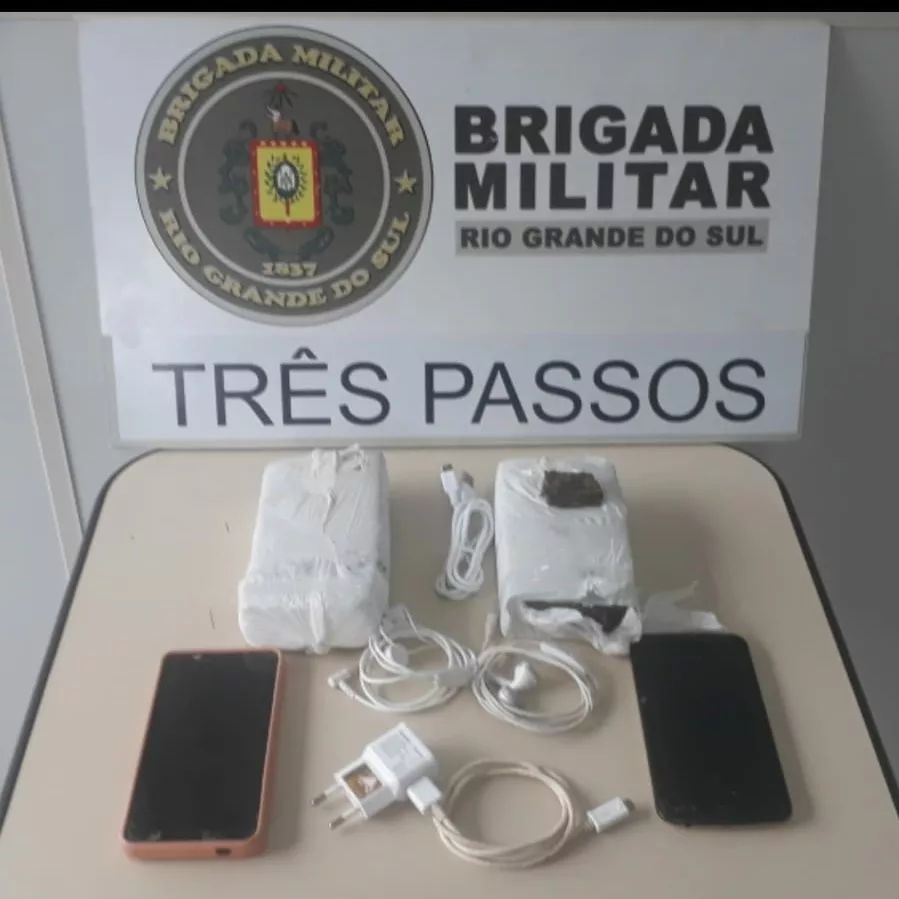 Foram apreendidas 806 gramas de maconha e cinco telefones celulares, entre outros objetos (Foto: Divulgação | BM)