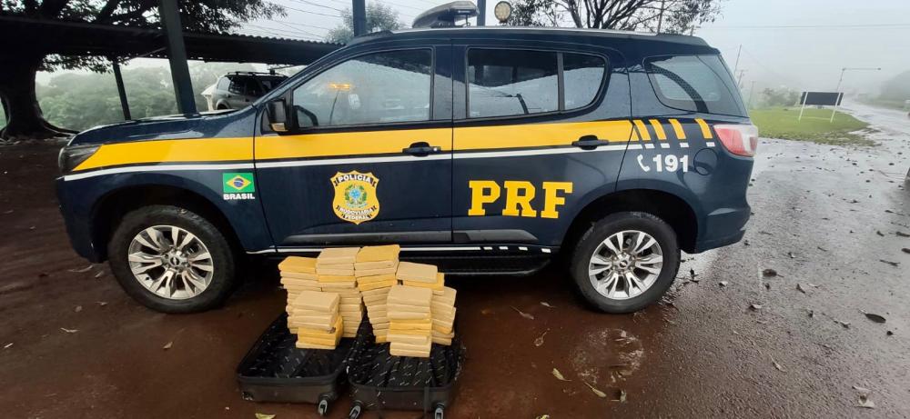Droga era transportada no porta-malas de um carro emplacado em Santa Cruz do Sul (Foto: Divulgação | PRF)