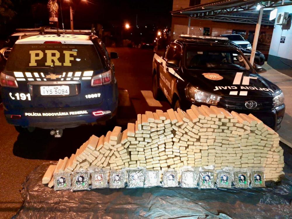 Tabletes da droga estavam acondicionados no assoalho, no porta-malas e no banco traseiro do veículo (Foto: Divulgação | PRF)